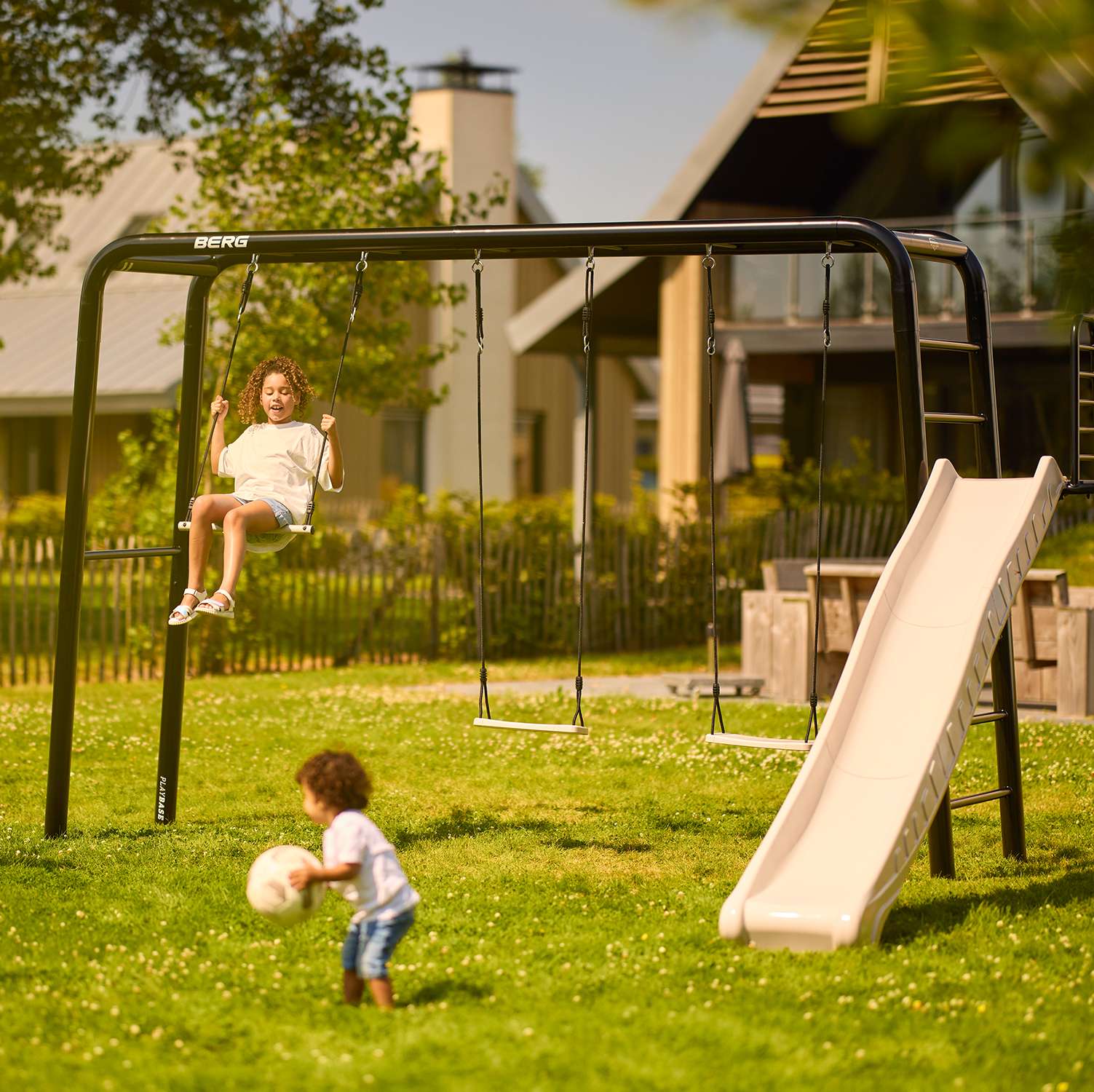 BERG PlayBase 3-in-1 Klettergerüst Large mit Reckstange und Leiter inkl. Babysitz und Nestschaukel BERG PlayBase 3-in-1 Klettergerüst Large mit Reckstange und Leiter inkl. Babysitz und Nestschaukel
